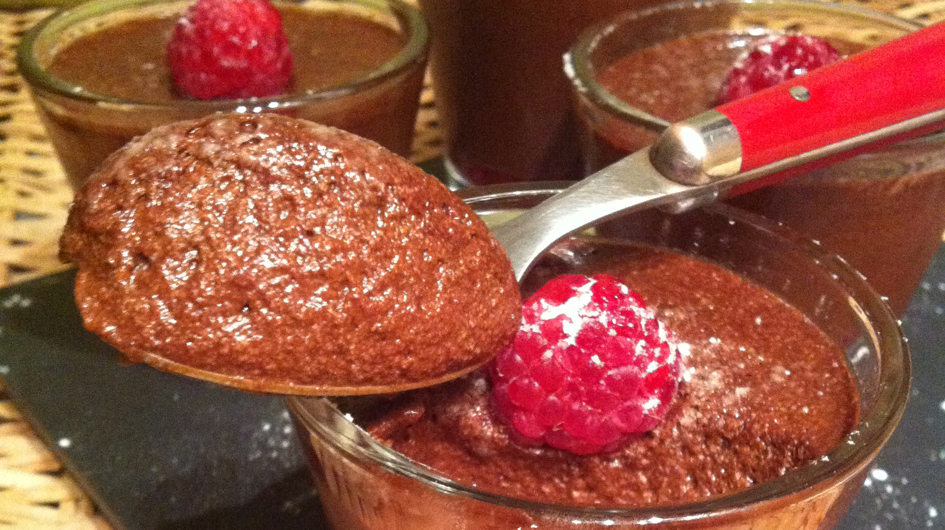 Mousse au chocolat super light sur lit de framboises