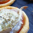 Petit feuilletés façon « Pizzetas » : tomate chèvre miel et herbes de Provence